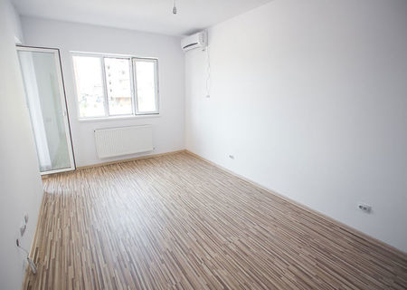 Apartament decomandat, 2 bai, curte proprie 46 mp, metrou 5 min