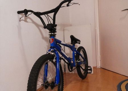 Bicicleta Bmx+un antifurt+4 peguri!