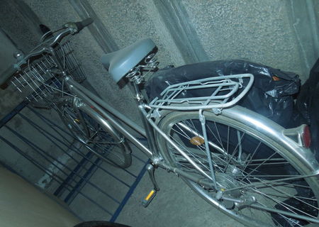 Bicicleta DHS din aluminiu, cu cos pentru cumparaturi.