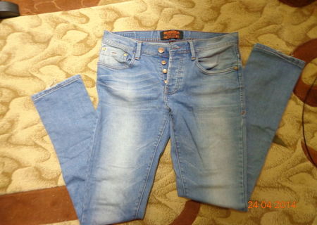 Blugi bershka slim marime EUR 40 MEX 31