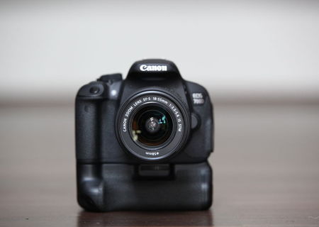 Canon EOS 700D + Obiectiv Canon + GRIP Canon + Acumulatori