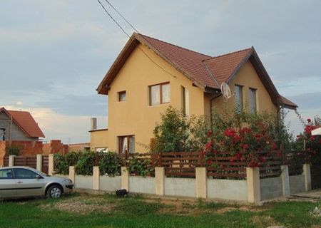 Casa cu etaj la 3 km de Metro