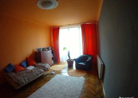 de vanzare apartament cu 3 camere decomandat,suprafata 105 mp, zona Decebal