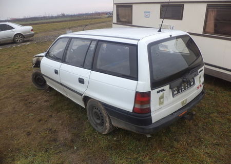 dezmembrez opel astra