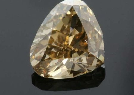 Diamant colorat galben maroniu