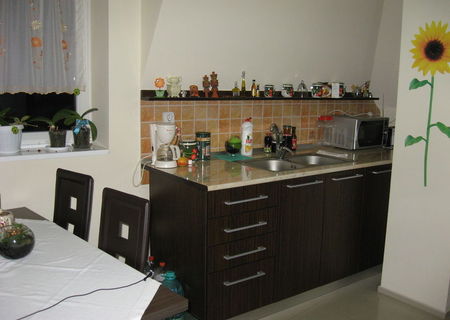 Inchiriez apartament 3 camere, decomandat, 75 mp, Strand