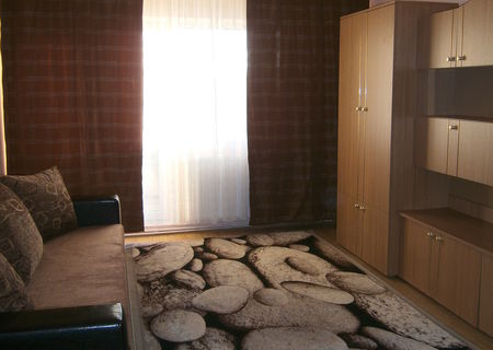 Inchiriez apartament 3 camere renovat si mobilat nou in zona centrala