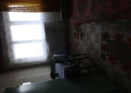 Inchiriez apartament cu 2 camere,decomandat,mobilat si utilat,zona centrala.