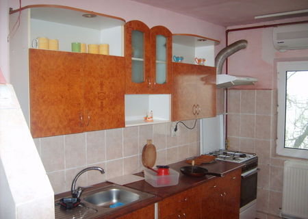 inchiriez apartament fetesti