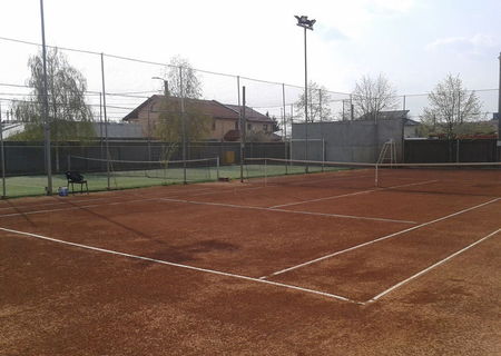 inchiriez teren pentru tenis de camp