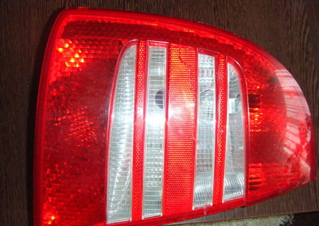 Lampa stanga spate Skoda Superb