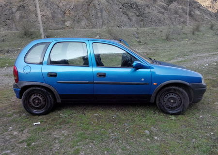 Masina Opel Corsa culoare albastra