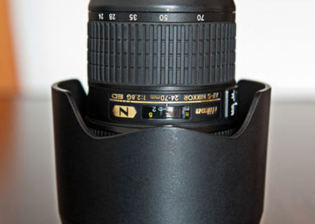 Obiectiv Nikon AF-S NIKKOR 24-70mm f/2.8G ED cu filtru protector.