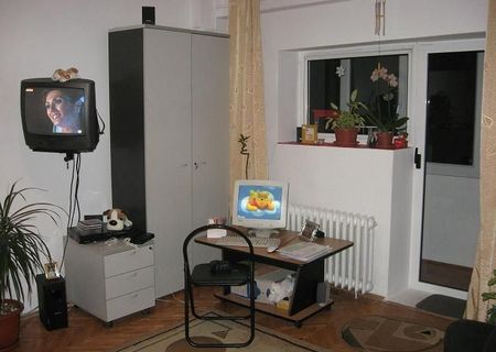 Persoana fizica inchiriez apartament decomandat cu 1 camera