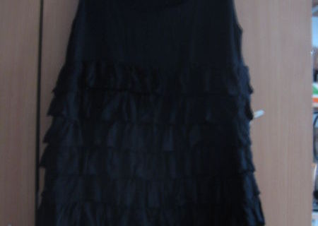 rochie neagra gen zara, bershka, mango,