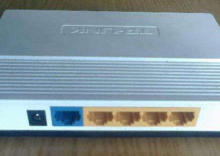 Router TP- LINK model TL- R402M