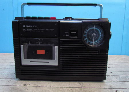 sanyo vintage radiocass.