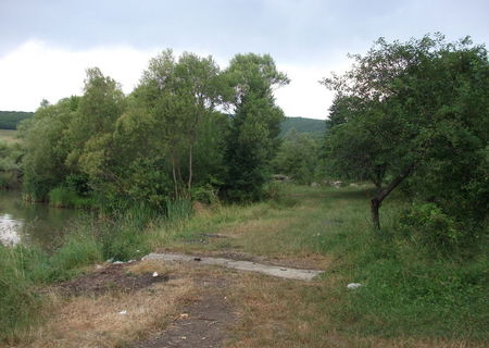 Teren langa lacul Padureni