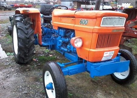 Tractor agricol Fiat 600, fara cabina.