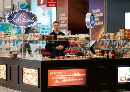 Utilaje fasfood » Stand comercial din lemn super finisat, super lucios