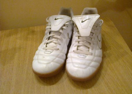 Vand adidasi Nike Tiempo