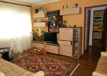 vand apartament 3 camere