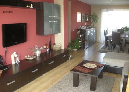 Vand apartament 3 camere ( Etajul 5 + mansarda)