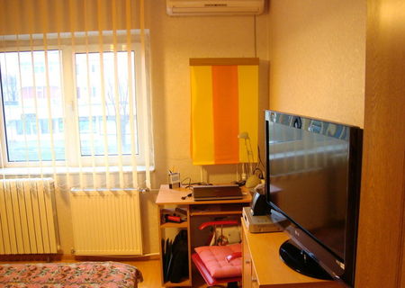 Vand apartament 3 camere  strada Rozelor