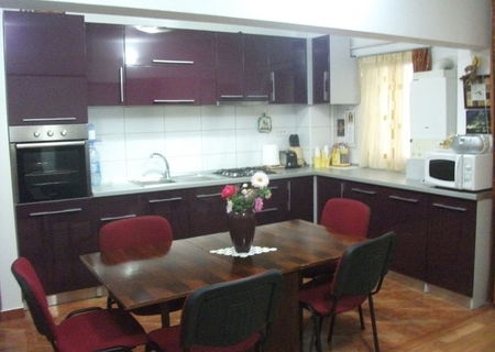 vand apartament 4 camere decomandat