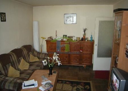 Vand apartament 4 camere, zona Malu Rosu