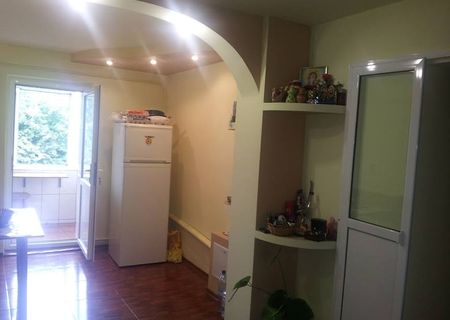 vand apartament cu 3 camere decomandat