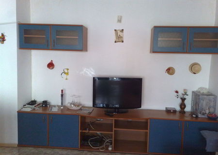 vand apartament cu 4 camere