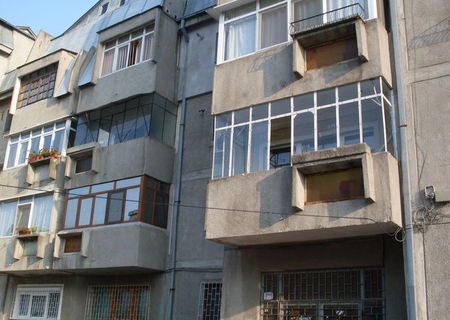 Vand apartament patru camere Dambovita