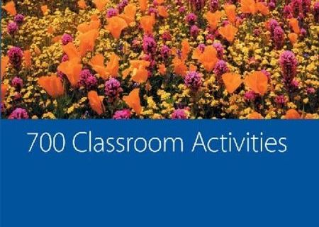 vând cartea 700 classroom activities. Stare Impecabilă. 50 RON