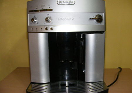 Vand expresor cafea,model DeLonghi Magnifica