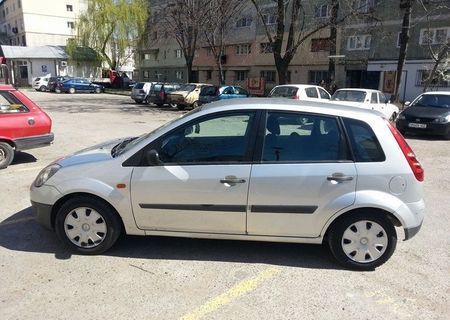 Vand Ford Fiesta din 2005,intr-o stare excelenta !