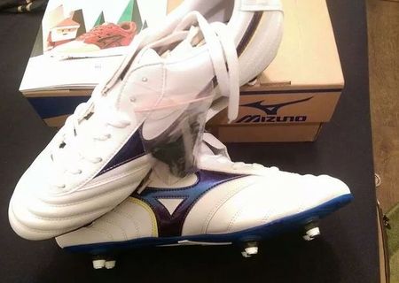 vand ghete de fotbal profesionale Mizuno!!!