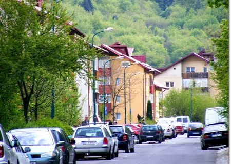 Vand in Racadau apartament cu 3 camere, 2 bai si 2 balcoane.