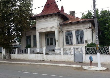 Vand,inchiriez(schimb) casa in orasul beresti(fost sediu de politie)