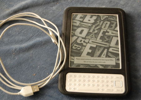 Vand Kindle 3G + Wifi cu tastatura