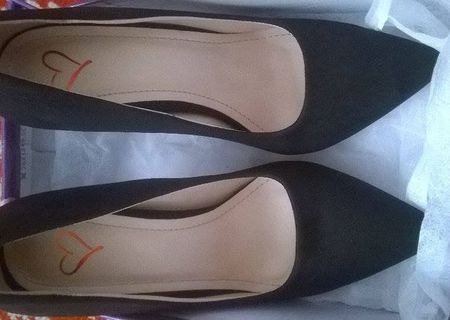 Vand pantofi stiletto negri