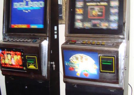 Vand slot machine ,doua bucati.