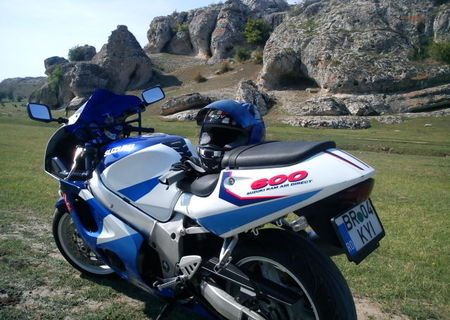 vand suzuki gsx r 600 + 2 casti