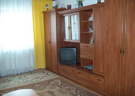 Vand urgent apartament cu 2 camere+garaj