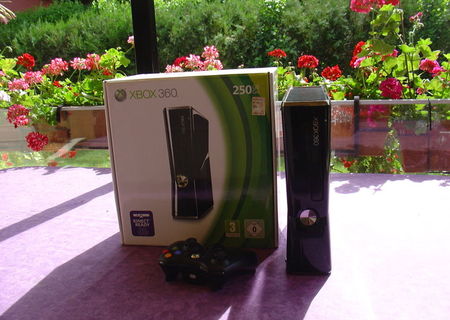 Vand XBOX 360, 250 GB, aproape nou cu 2 jocuri originale