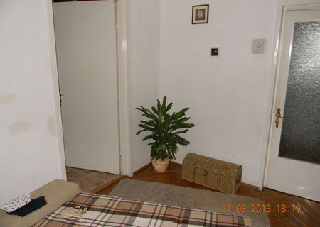 vind apartament 3 camere,parter,simeria