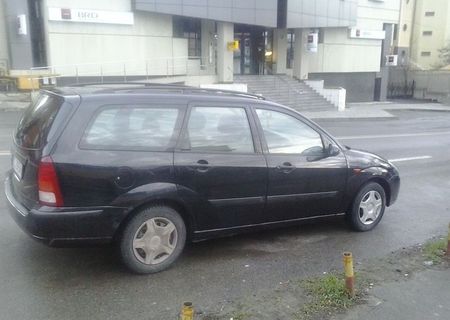 vînd masină ford focus 2002