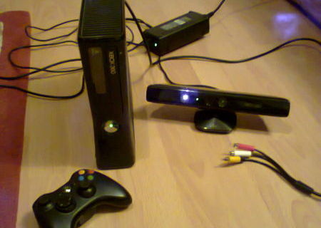 Xbox 360 Slim 4 GB varianta cu Kinect + controller