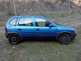 Masina Opel Corsa culoare albastra